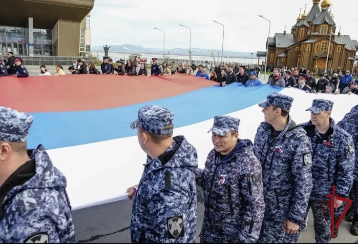 Сотрудники Росгвардии Чукотки приняли участие в акции по развертыванию Государственного флага Российской Федерации 