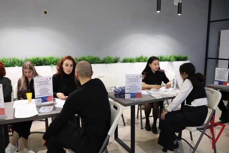 Росгвардия Чукотки представила службу, льготы и «ТеплоZoV» на главной кадровой ярмарке года