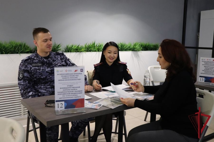 Росгвардия Чукотки представила службу, льготы и «ТеплоZoV» на главной кадровой ярмарке года