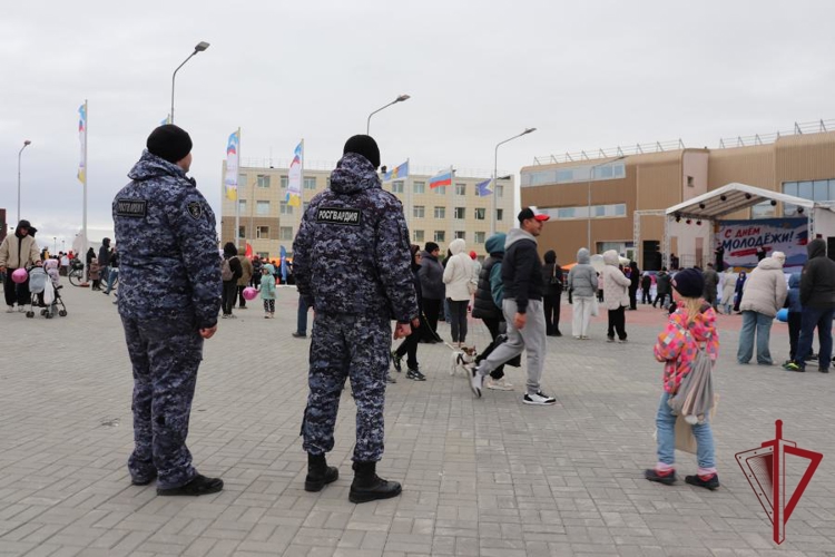 Под охраной Росгвардии и с благодарностью: День молодёжи на Чукотке прошёл безопасно