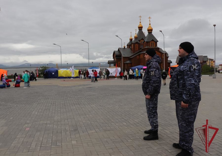 Под охраной Росгвардии и с благодарностью: День молодёжи на Чукотке прошёл безопасно