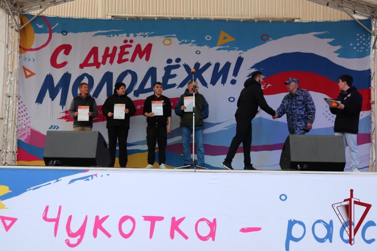 Под охраной Росгвардии и с благодарностью: День молодёжи на Чукотке прошёл безопасно