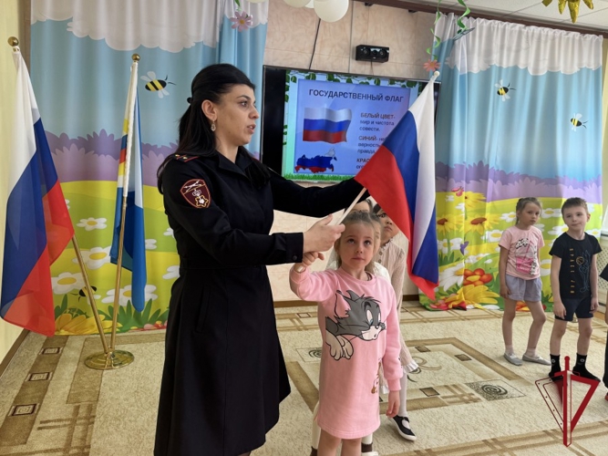 Росгвардейцы Чукотки познакомили воспитанников детского сада «Парус» с государственными символами России   