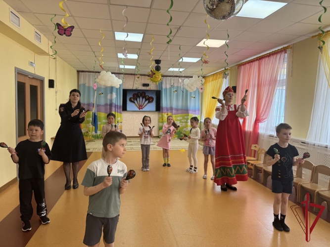 Росгвардейцы Чукотки познакомили воспитанников детского сада «Парус» с государственными символами России   