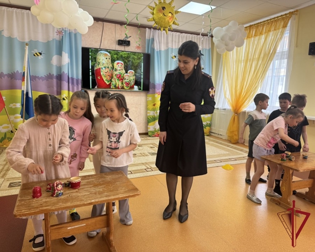 Росгвардейцы Чукотки познакомили воспитанников детского сада «Парус» с государственными символами России   