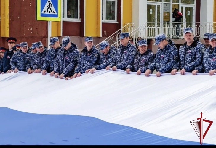 Сотрудники Росгвардии Чукотки приняли участие в акции по развертыванию Государственного флага Российской Федерации 