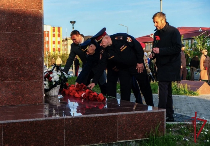 Чукотская земля помнит: Росгвардейцы зажгли «Свечу памяти»  в День памяти и скорби 