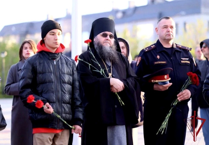 Чукотская земля помнит: Росгвардейцы зажгли «Свечу памяти»  в День памяти и скорби 