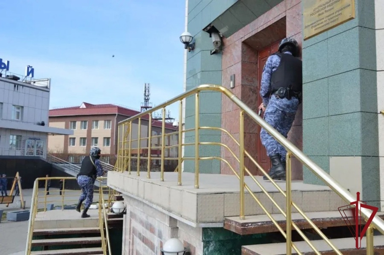 На Чукотке росгвардейцы  и военизированная охрана провели совместную учебную тренировку в региональном отделении  Центробанка РФ