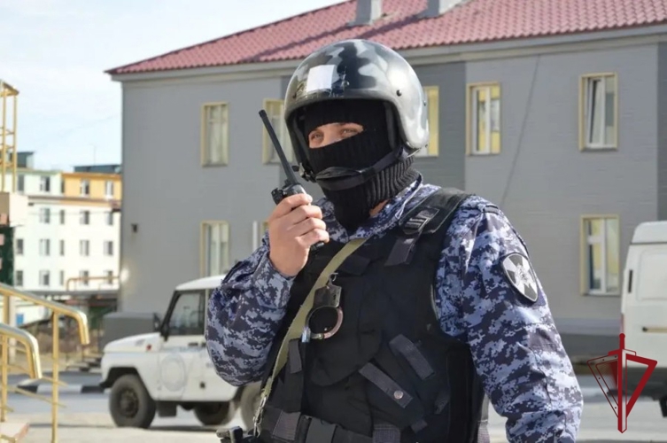На Чукотке росгвардейцы  и военизированная охрана провели совместную учебную тренировку в региональном отделении  Центробанка РФ