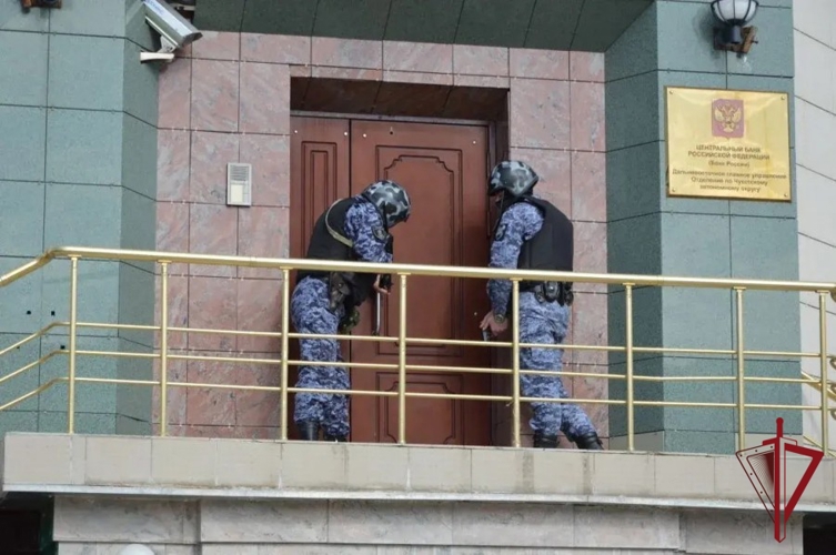 На Чукотке росгвардейцы и военизированная охрана провели совместную учебную тренировку в региональном отделении Центробанка РФ