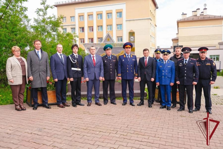 В Анадыре начальник регионального управления Росгвардии присоединился к церемонии памяти воинов-пограничников