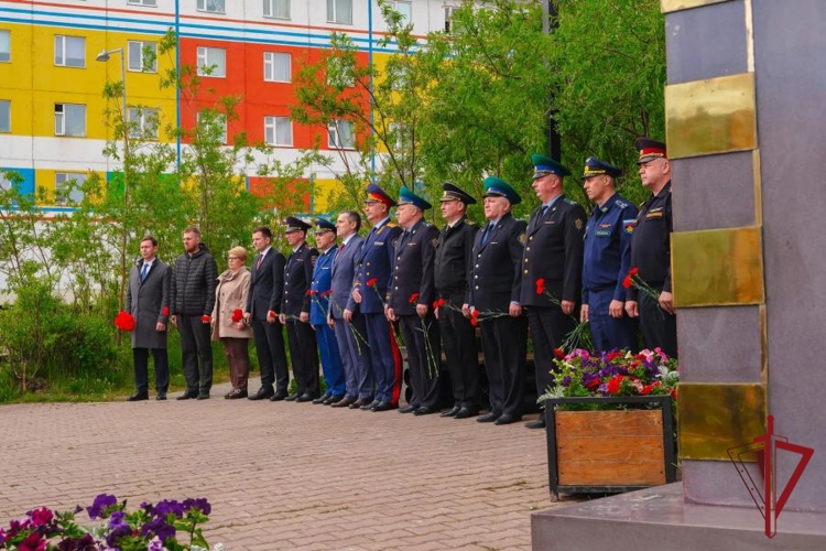 В Анадыре начальник регионального управления Росгвардии присоединился к церемонии памяти воинов-пограничников