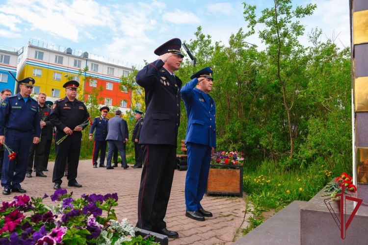 В Анадыре начальник регионального управления Росгвардии присоединился к церемонии памяти воинов-пограничников