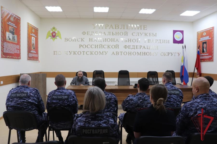 В столице Чукотки духовник Росгвардии провёл лекцию-беседу с личным составом в канун дня памяти небесного покровителя ведомства
