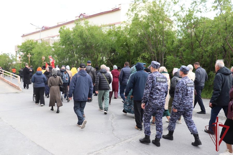 В день Крещения Руси чукотские росгвардейцы прошли в крестном ходе по центральным улицам Анадыря