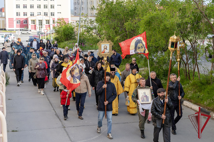 В день Крещения Руси чукотские росгвардейцы прошли в крестном ходе по центральным улицам Анадыря