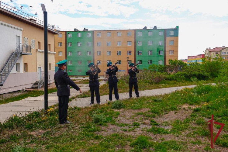В Анадыре начальник регионального управления Росгвардии присоединился к церемонии памяти воинов-пограничников