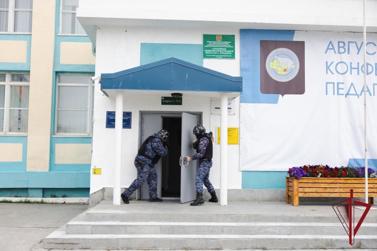 На Крайнем Севере росгвардейцы приняли участие во всероссийских учениях в образовательных учреждениях