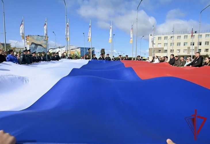 В едином строю с флагом России: росгвардейцы Чукотки присоединились к праздничному забегу в Анадыре