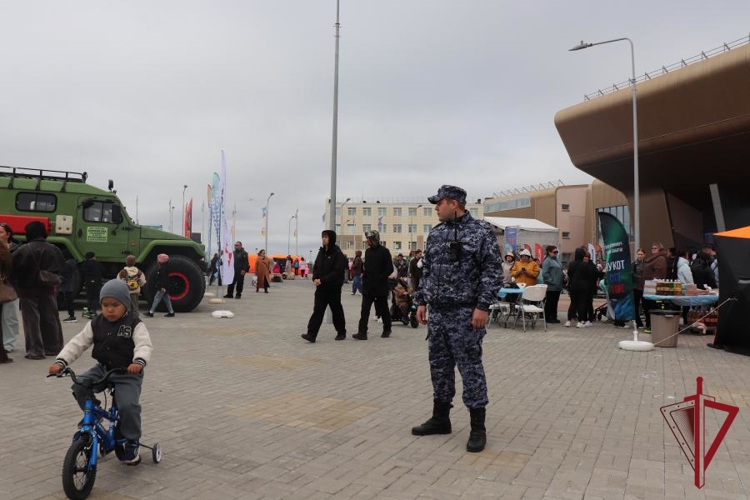 Чукотские росгвардейцы представили экипировку и обеспечили порядок в День города 