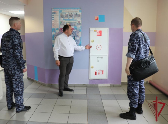 На Чукотке росгвардейцы проверили готовность образовательных учреждений к новому учебному году