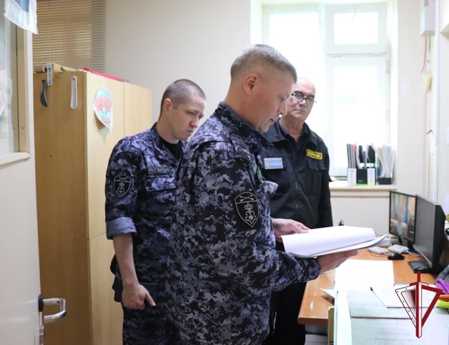 На Чукотке росгвардейцы проверили готовность образовательных учреждений к новому учебному году