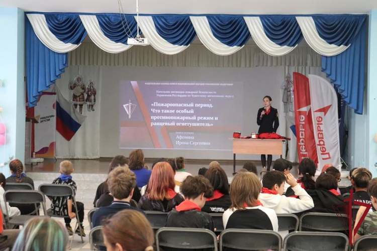 На Чукотке продолжается акция «Каникулы с Росгвардией»: профилактическое занятие для воспитанников лагеря «Розовая Чайка» 