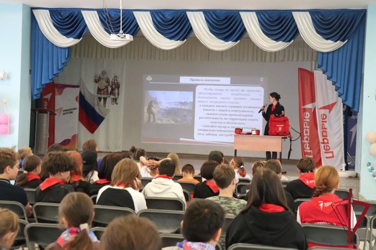 На Чукотке продолжается акция «Каникулы с Росгвардией»: профилактическое занятие для воспитанников лагеря «Розовая Чайка» 