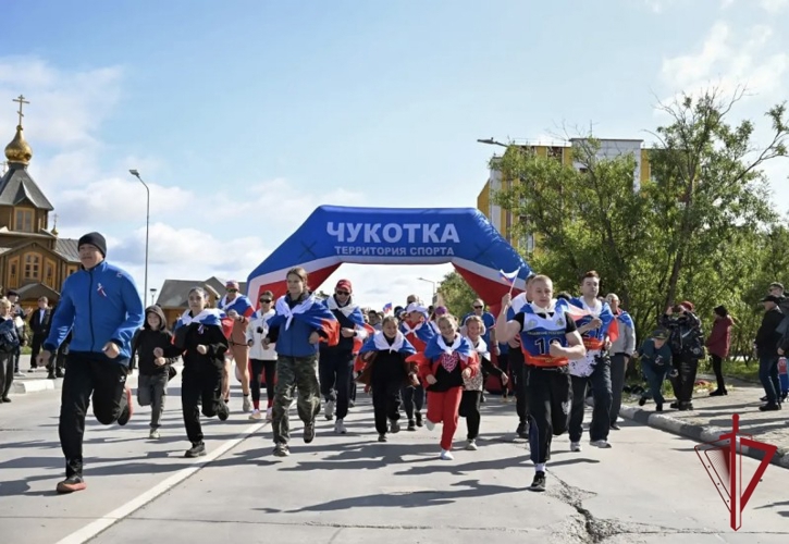 В едином строю с флагом России: росгвардейцы Чукотки присоединились к праздничному забегу в Анадыре