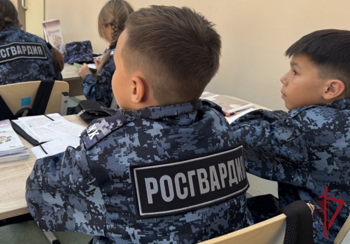 На Чукотке сотрудники регионального Управления Росгвардии провели тематическое занятие для учащихся профильного класса, приуроченное ко Дню языков народов России