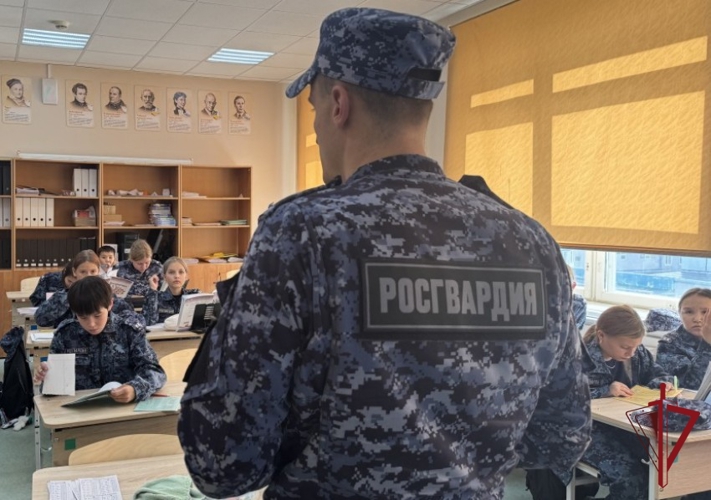 На Чукотке сотрудники регионального Управления Росгвардии провели тематическое занятие для учащихся профильного класса, приуроченное ко Дню языков народов России