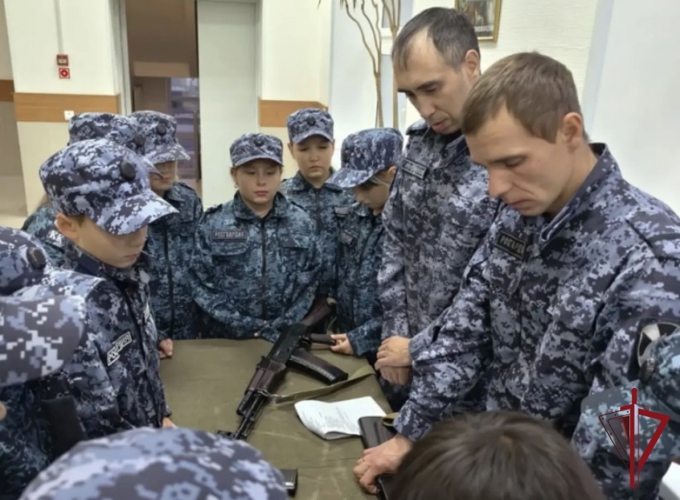 В Анадыре ветеран Росгвардии провел урок мужества для воспитанников кадетского класса