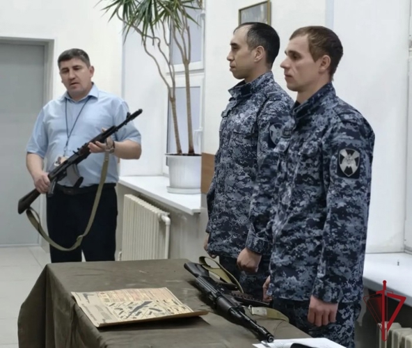 В Анадыре ветеран Росгвардии провел урок мужества для воспитанников кадетского класса