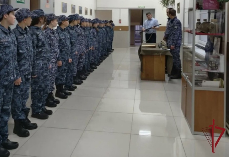В Анадыре ветеран Росгвардии провел урок мужества для воспитанников кадетского класса